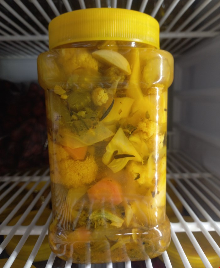 ترشی مخلوط با سبزی معطر